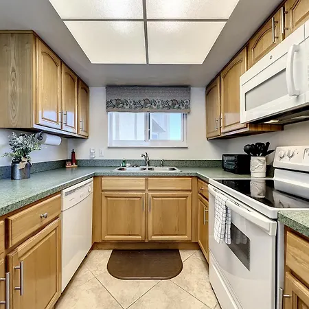 Beachfront, Pool, Bbq & Game Room! Extra Windows = More Light & More Views